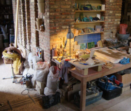 Werktafel in het keramiekatelier van Christian Van Parys in Longueville