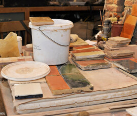 Faience-tegels uit het keramiekatelier van Christian Van Parys in Longueville